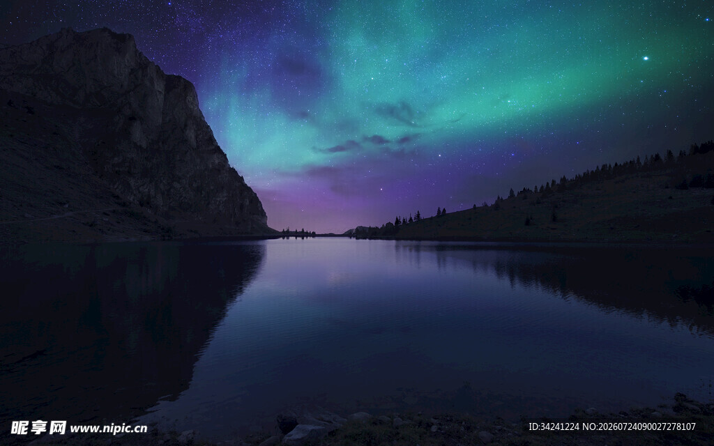 湖畔极光夜景