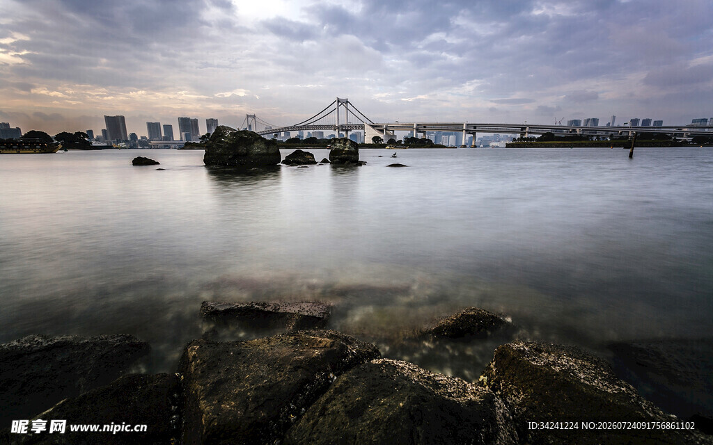 黄昏下宁静的水边风景