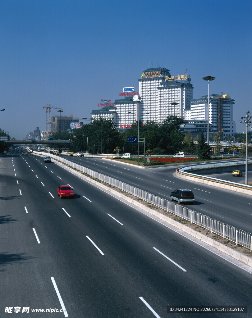 城市宽阔公路与现代建筑
