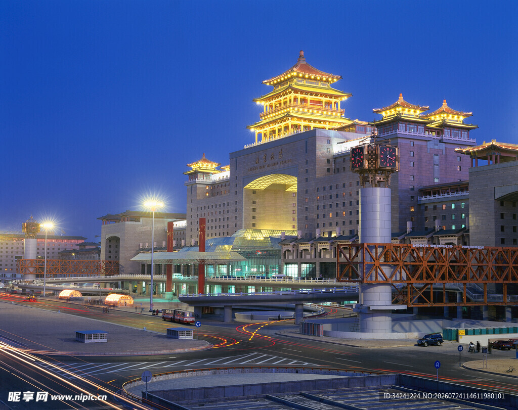 北京西站夜景璀璨