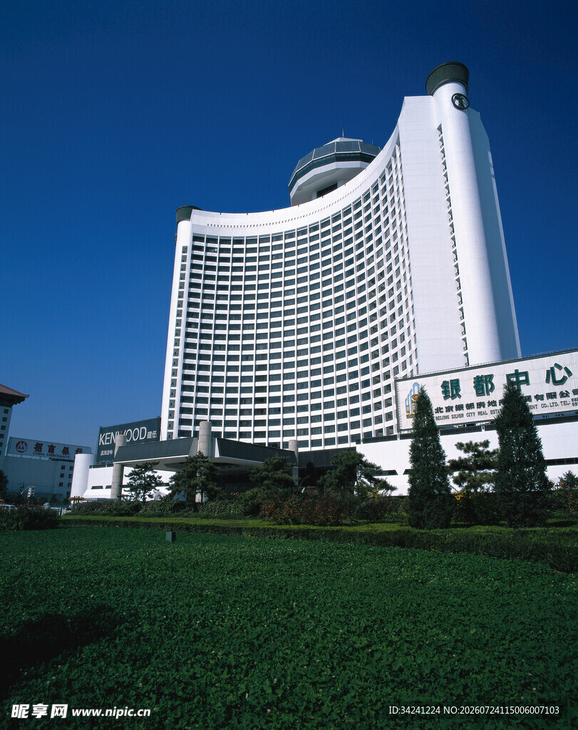 现代风格高楼立于绿草地