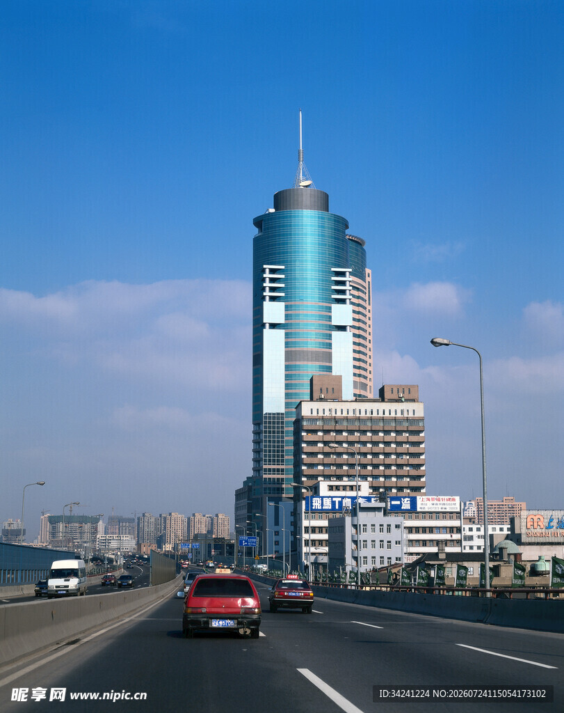 城市公路旁的摩天大楼