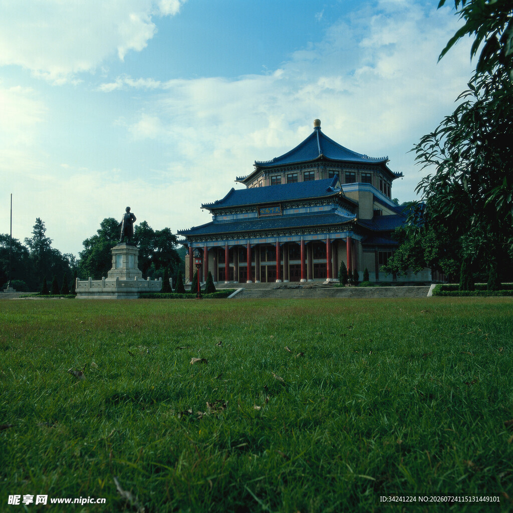 中式古建筑立于绿草地
