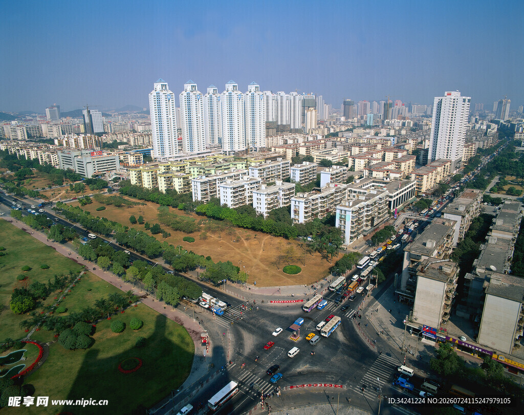 城市俯瞰高楼与道路景观