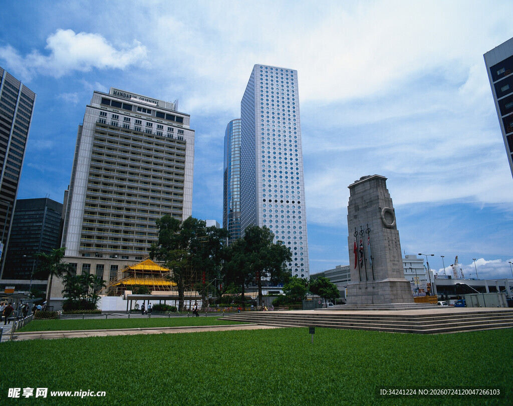 城市绿地旁的高楼景观