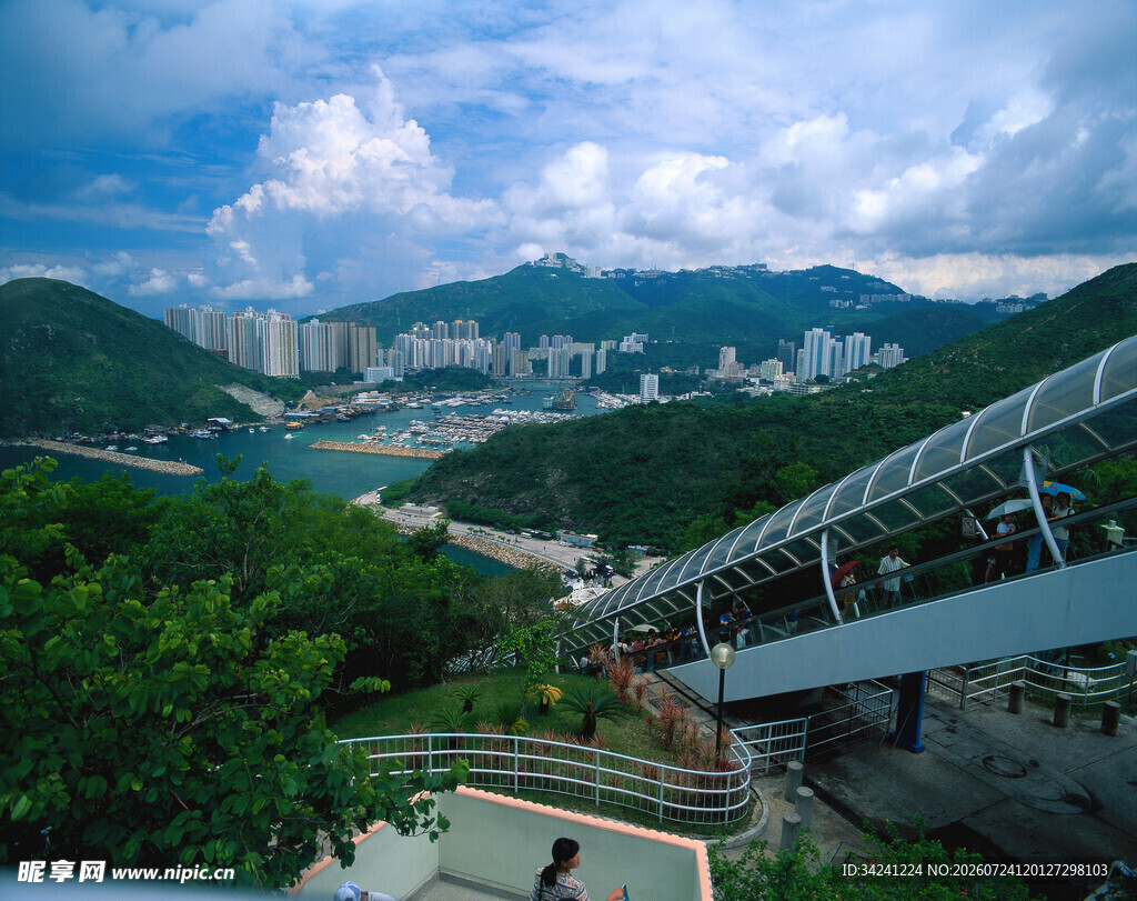 俯瞰山间观景台与城市风光