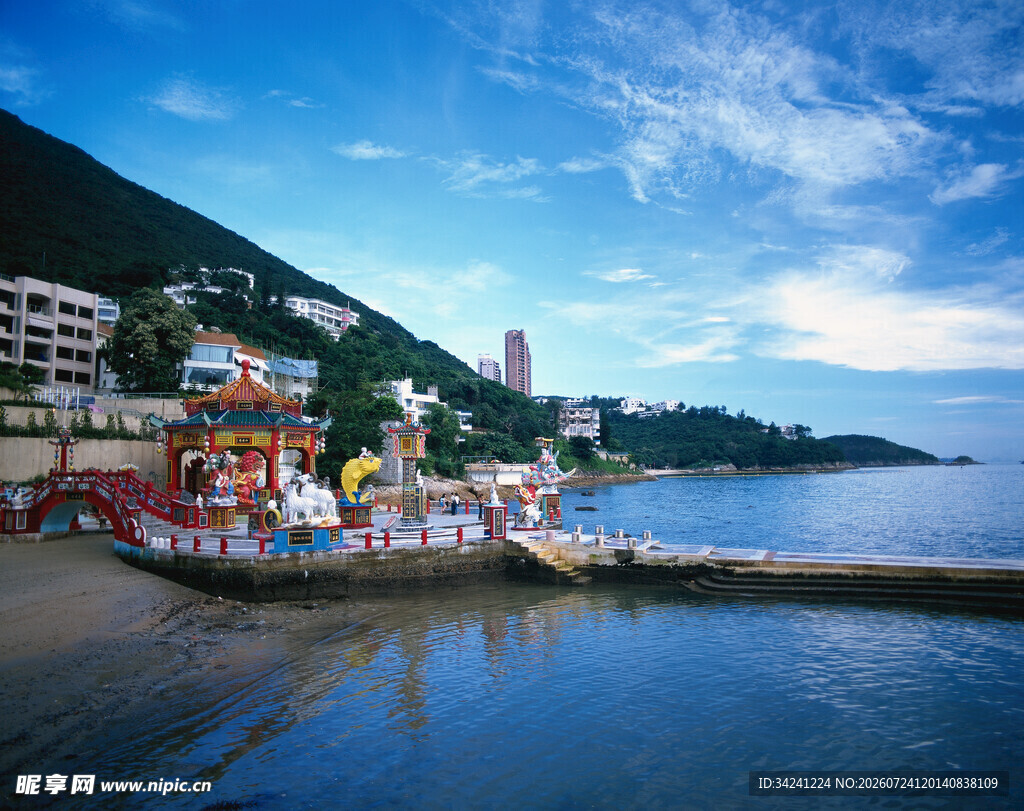 海滨彩色建筑与美丽海景