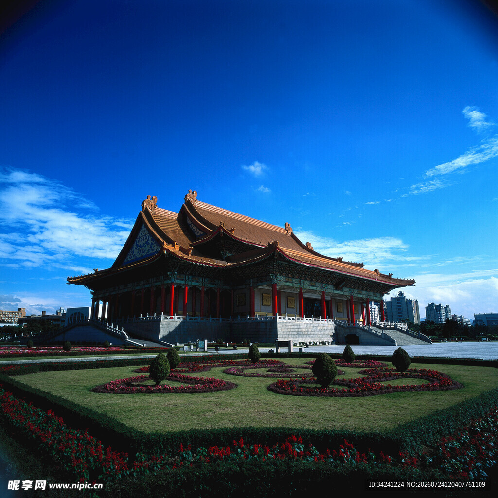 中式古建筑蓝天映衬之美