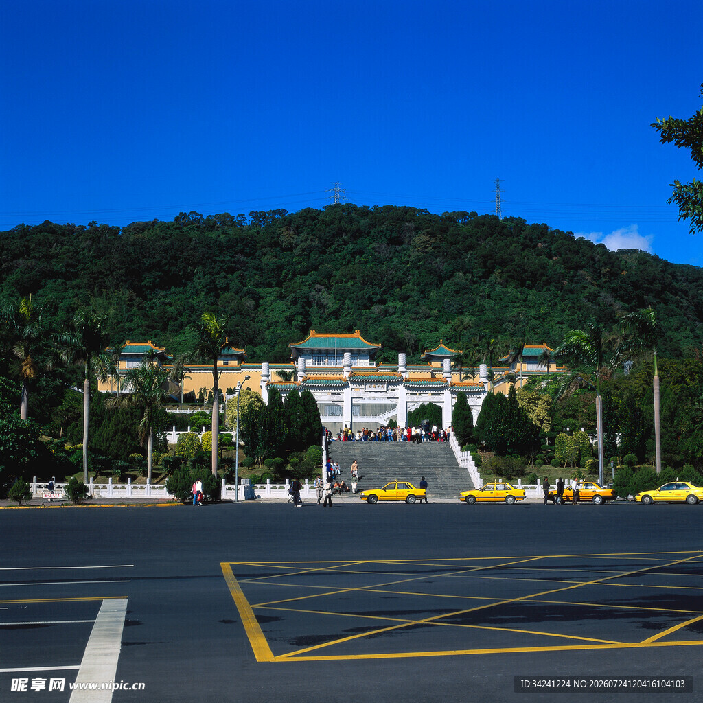 宏伟建筑与青山相映成景