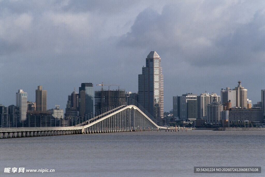 城市天际线与跨江桥梁景观