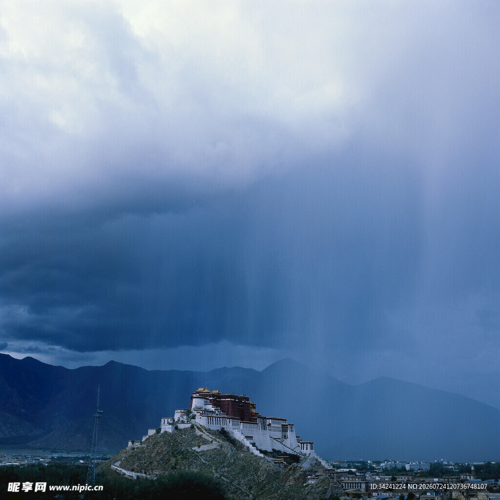 布达拉宫在暴雨云幕下