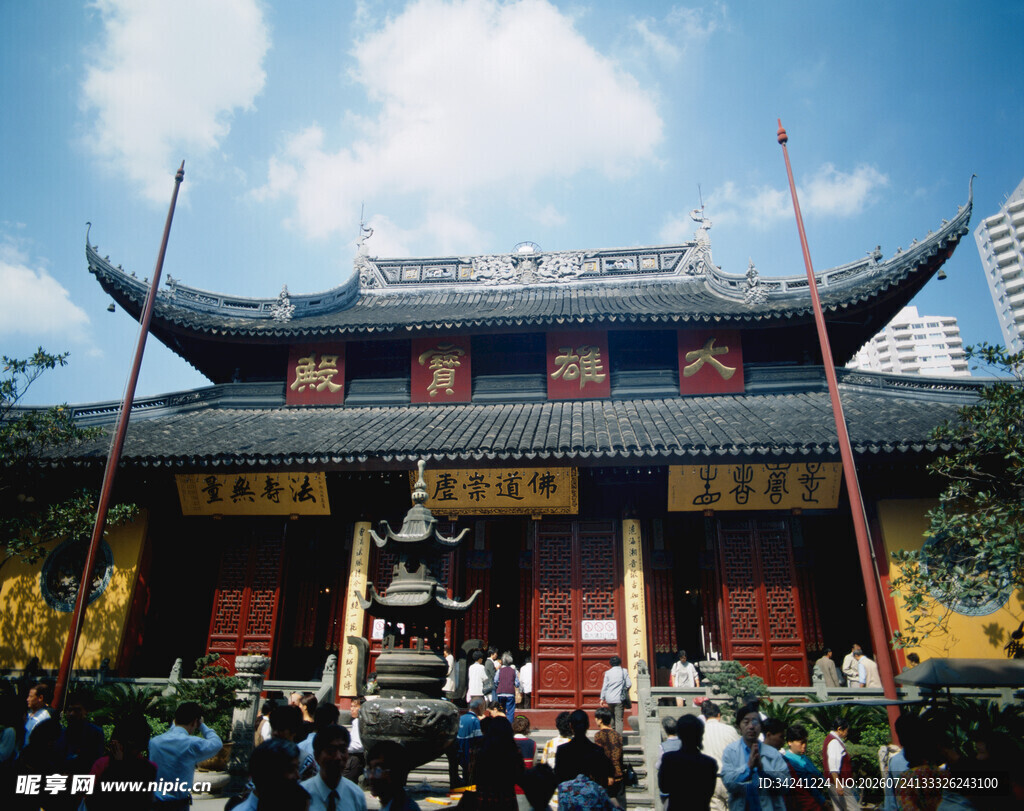古寺前的热闹场景