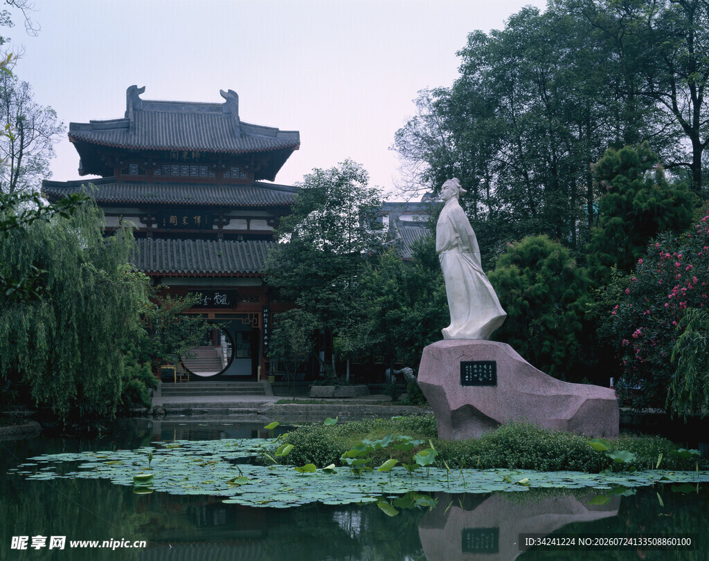 古典园林中的雕像与水景