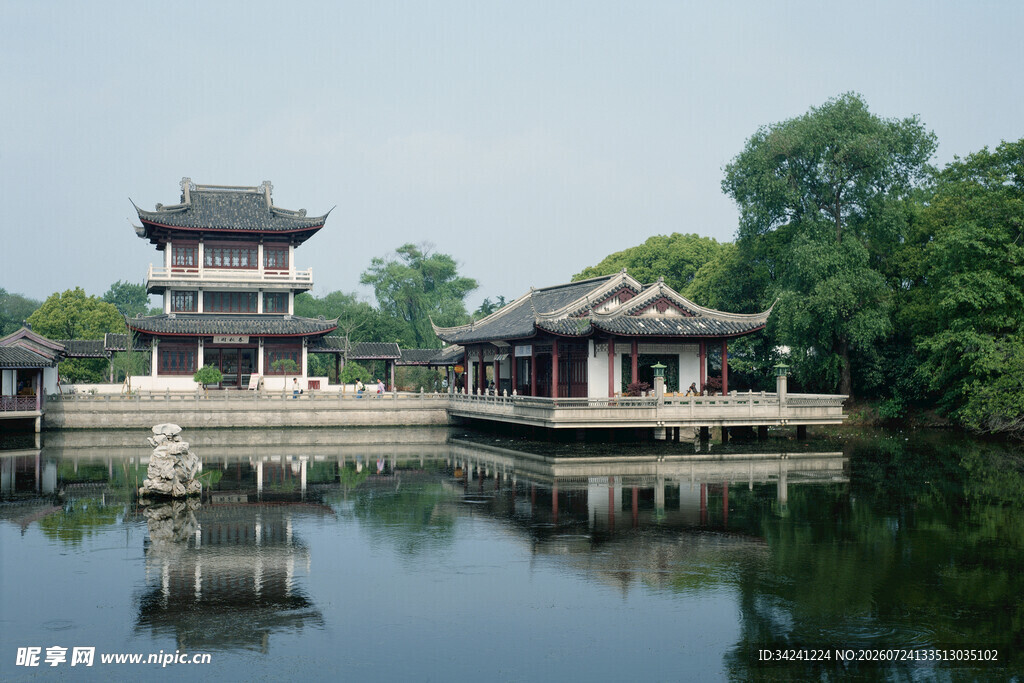 古典园林湖畔楼阁美景