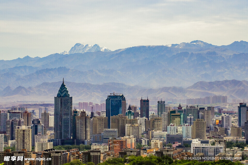 城市天际线与远山美景