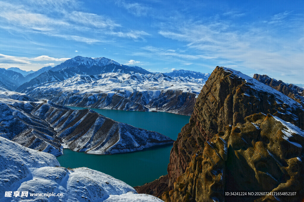 雪山湖泊壮丽自然景观