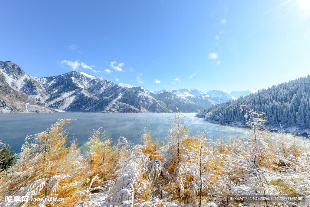雪山下的静谧湖泊美景