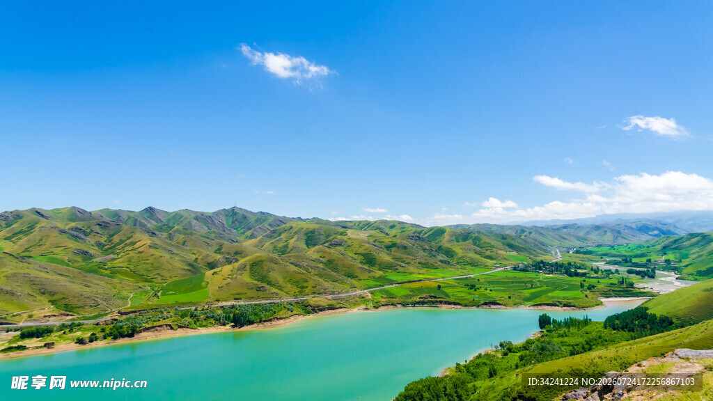青山环绕的碧绿湖泊美景