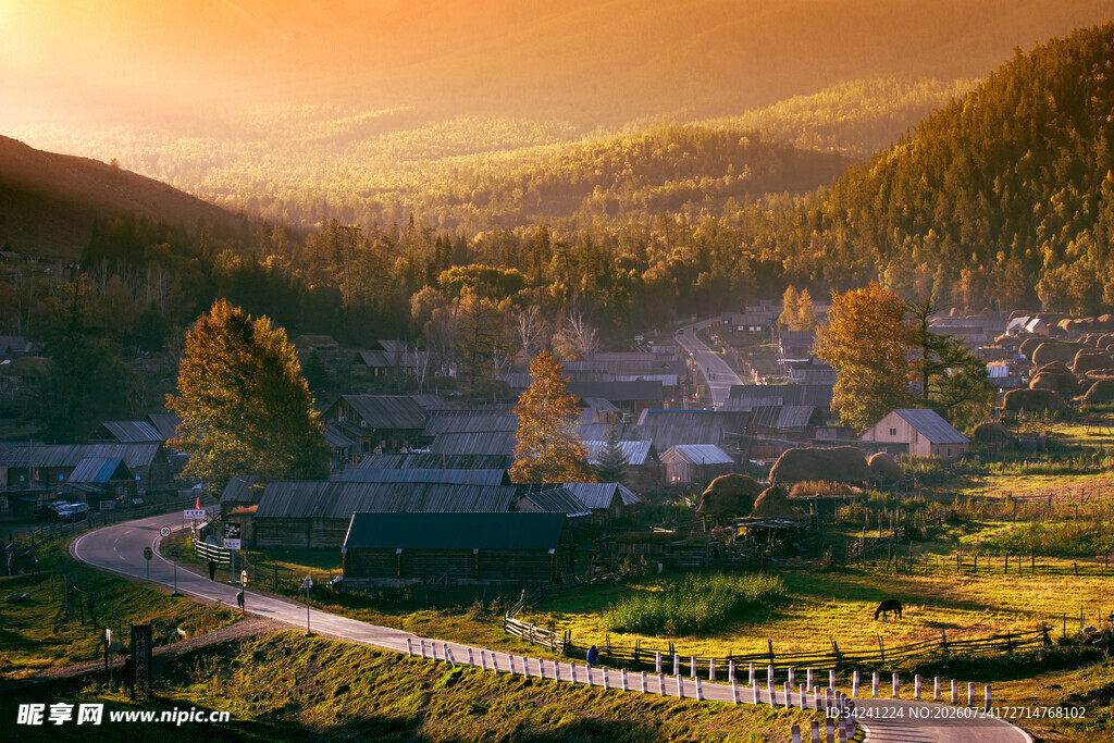 夕阳下的宁静山村美景
