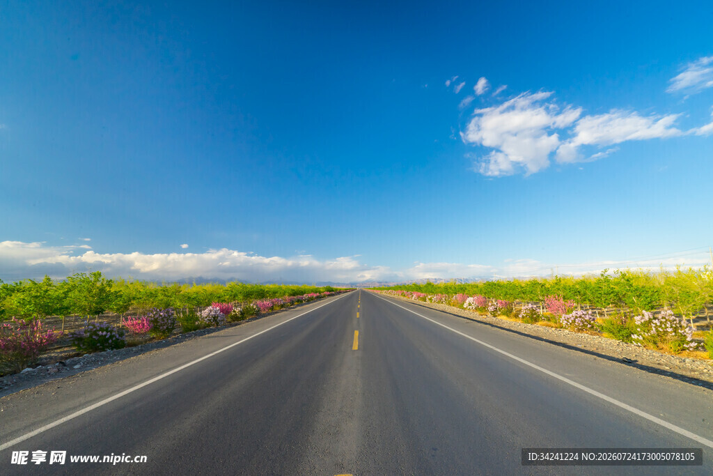 宽阔公路通向远方美景