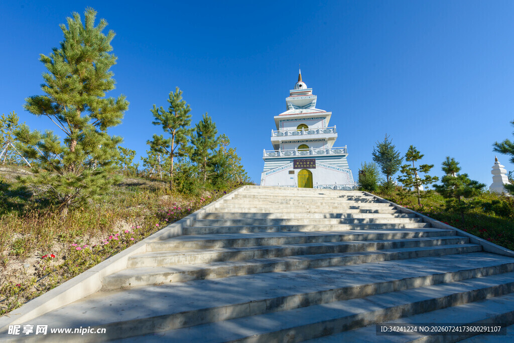山间宝塔静谧石阶美景