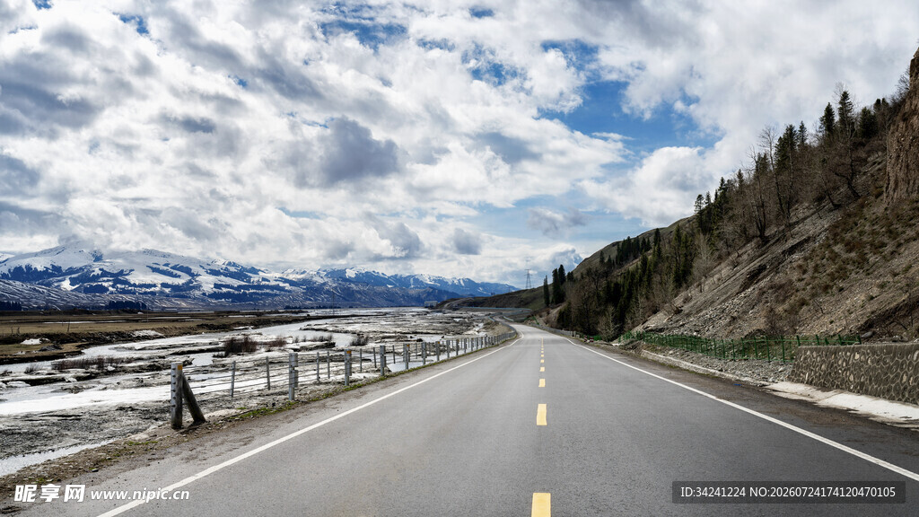 公路伸向远方的美丽风景
