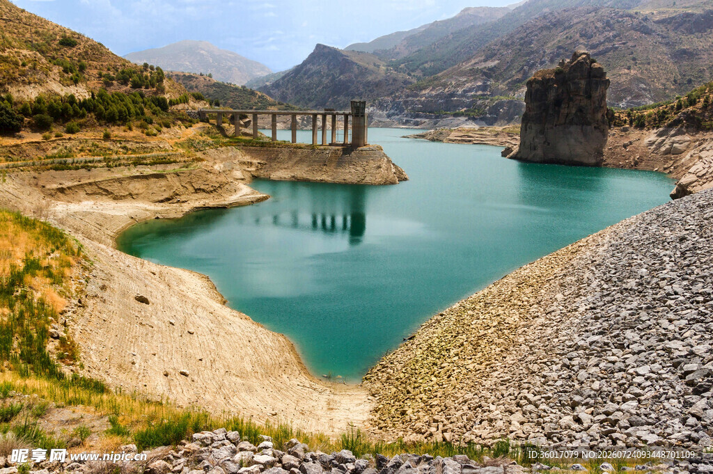 高山下的碧绿水域景观