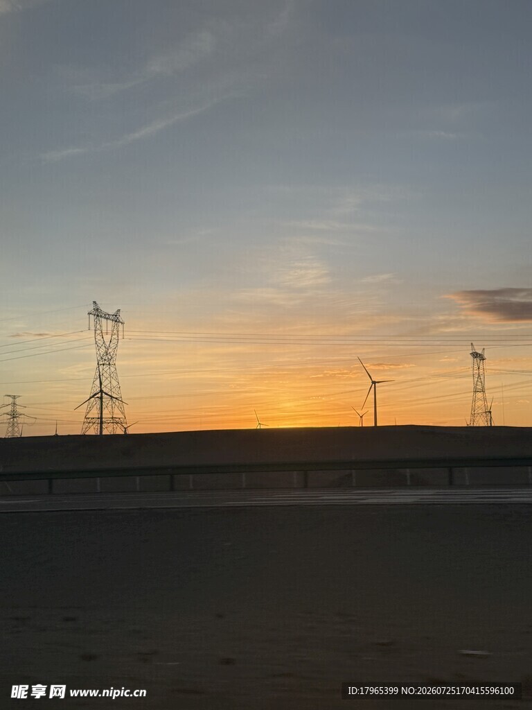 日落时分的风力发电场景