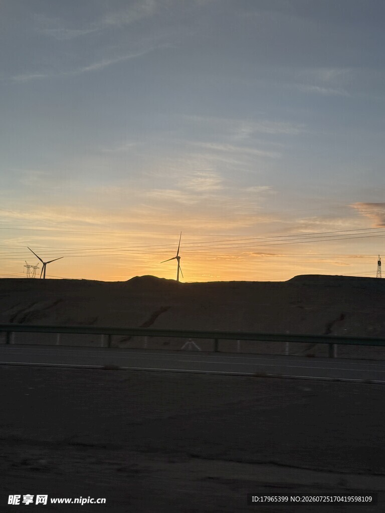 夕阳下的风力发电场景