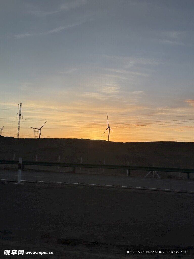 日落时分的风力发电场景