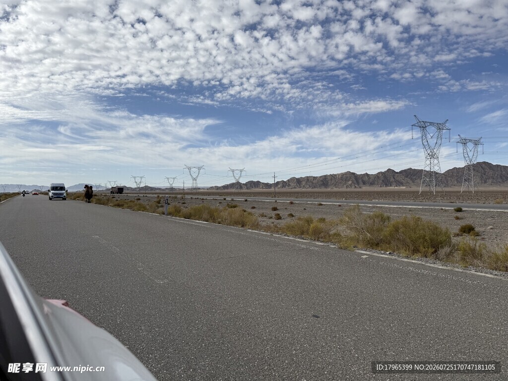 德令哈 公路边的开阔旷野风景