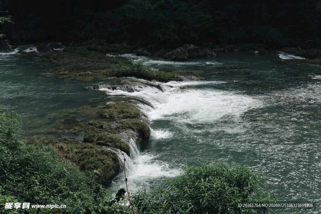 山间溪流美景