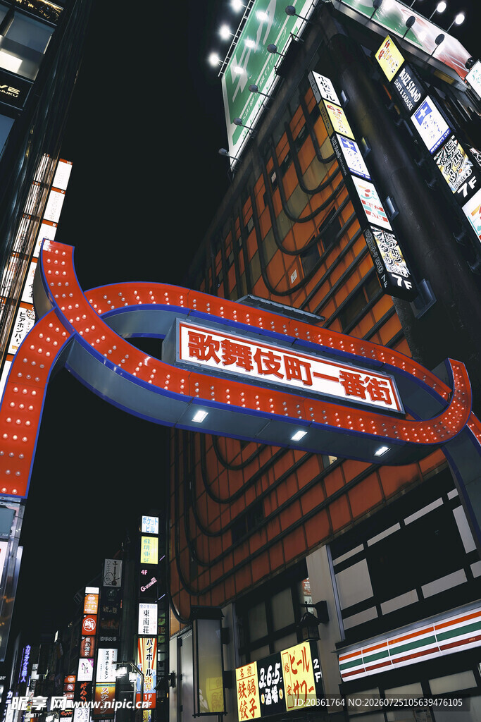 繁华都市中的亮眼剧院招牌