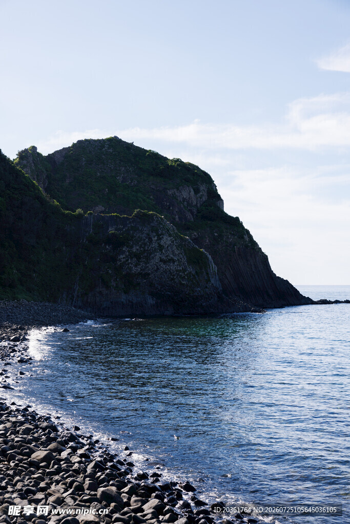 海边碎石滩与远处山峦