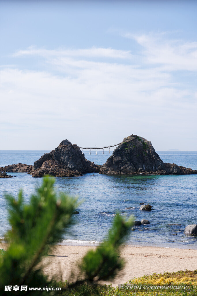海边双岩与绿植美景