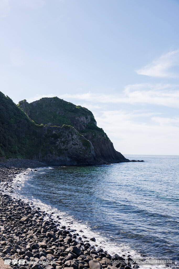 海岸边的碎石与辽阔海景