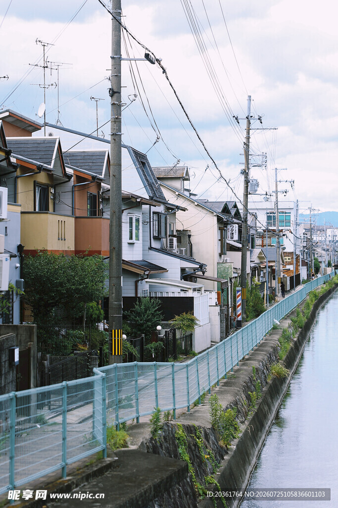 日本小巷旁的河道民居景观