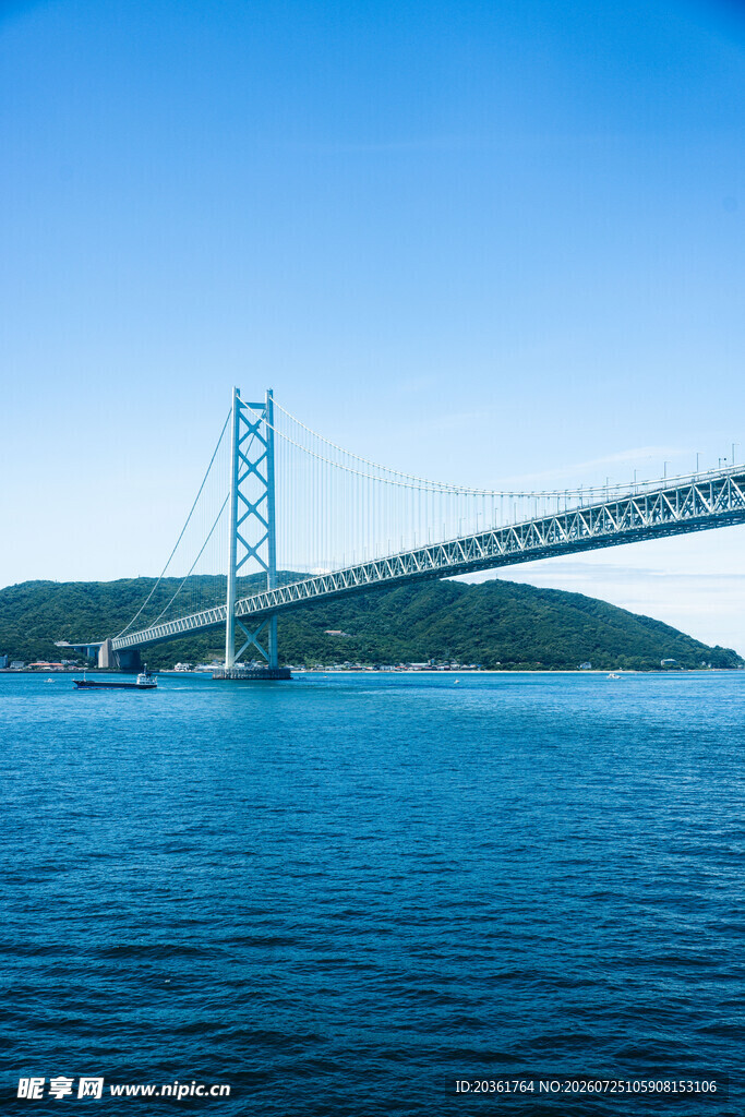 跨海大桥横跨蓝色海面