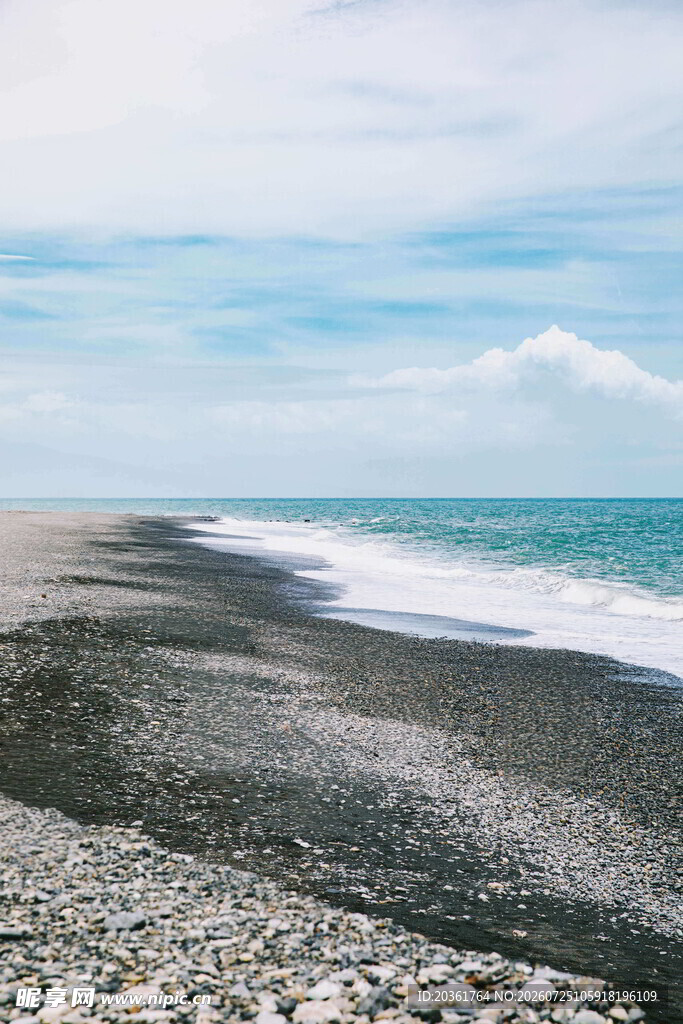 黑砾石海滩与翻涌海浪