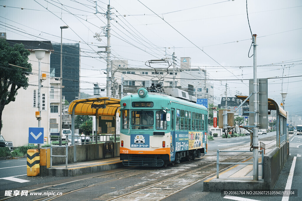 城市街头的复古有轨电车