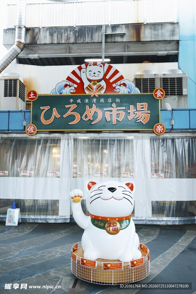 街头可爱招财猫雕塑