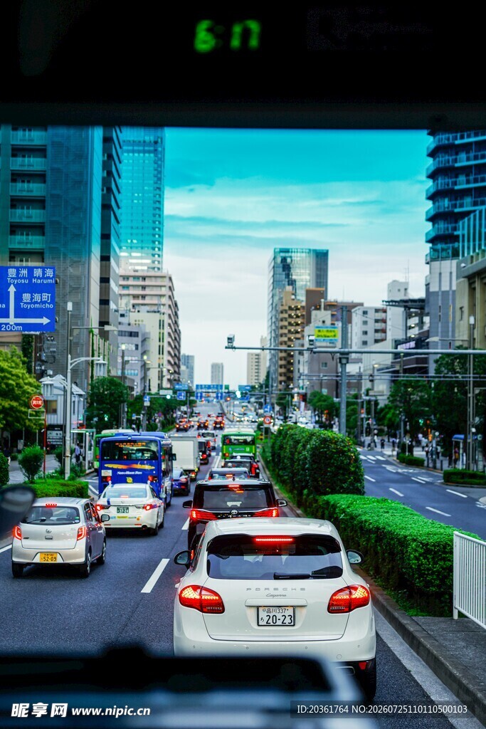 城市街道的汽车