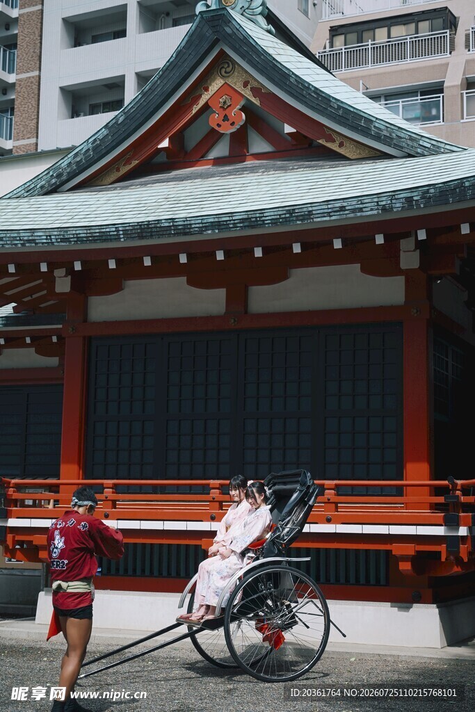 日本街头人力车夫与传统建筑