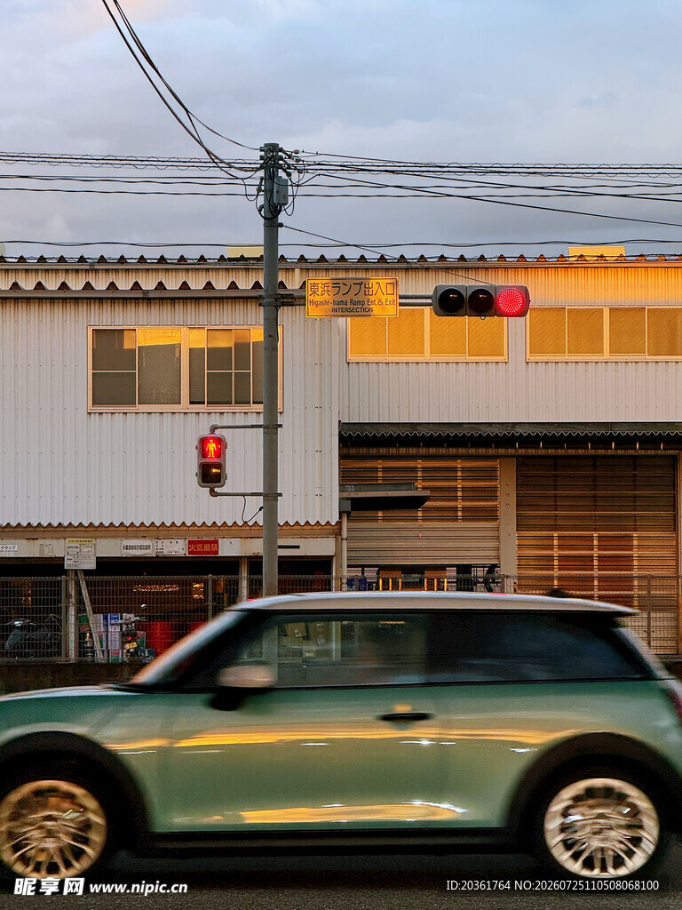 复古街道旁的绿色MINI汽车