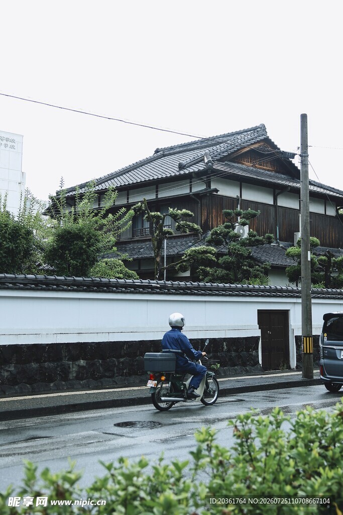 雨中骑摩托的中式建筑场景