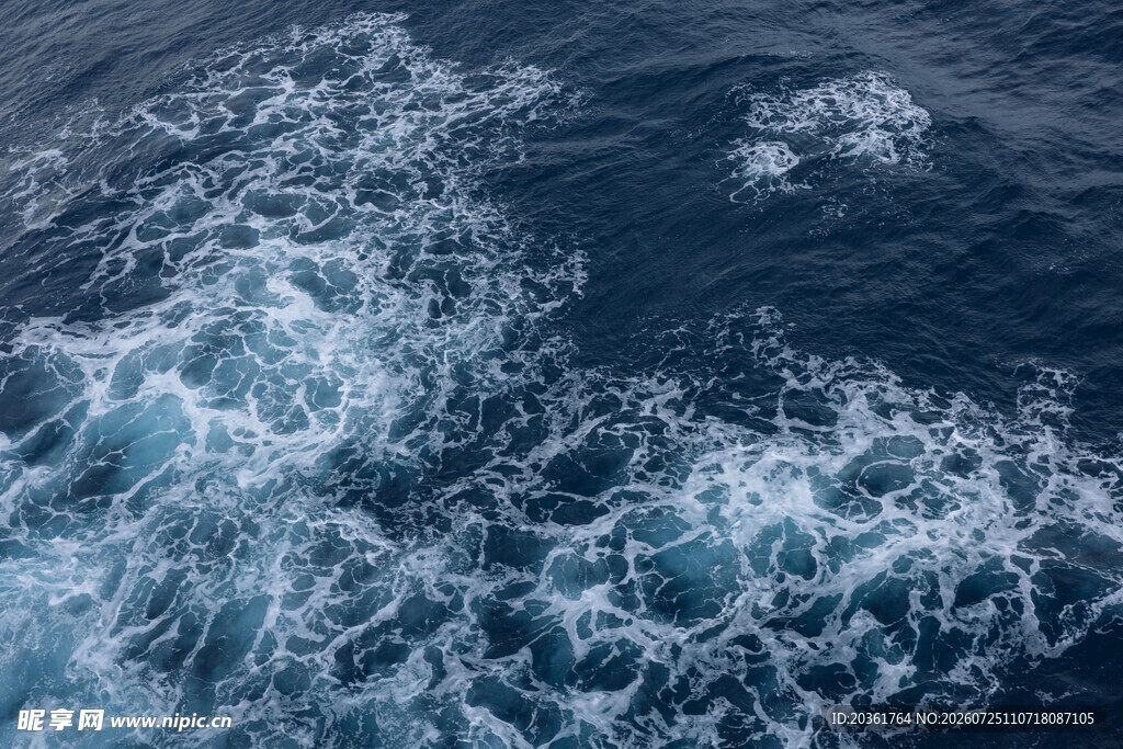 海上波浪景象