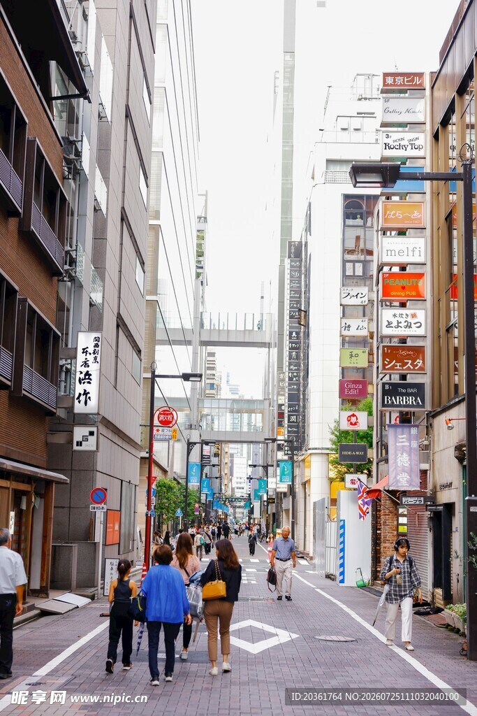 日本城市街道行人景象