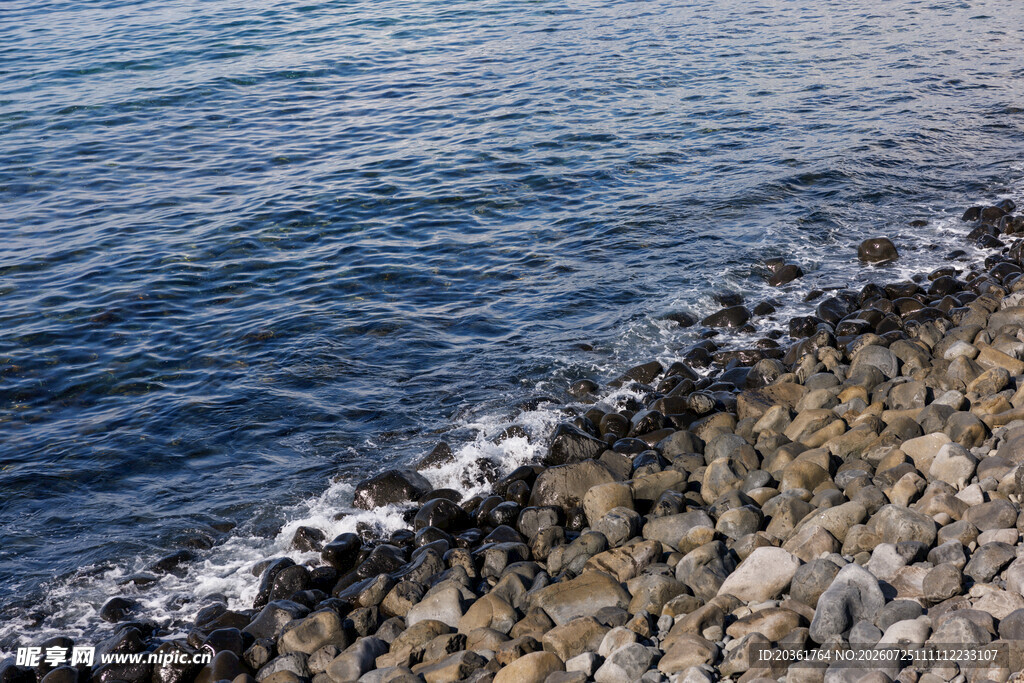 海边岩石与翻涌海浪