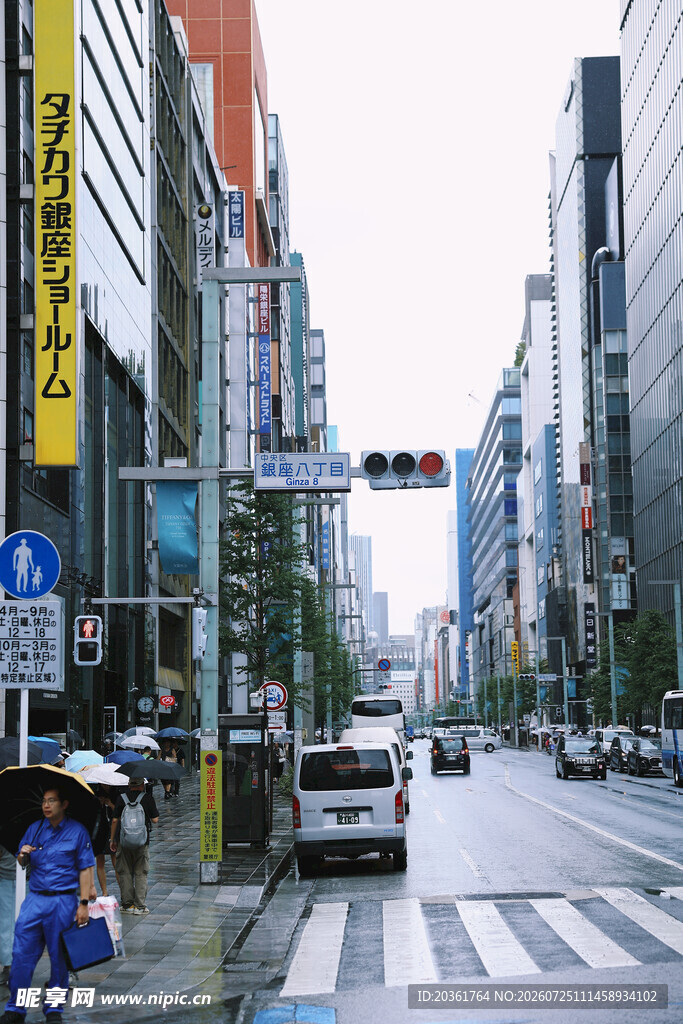 雨中的日本城市街道景象