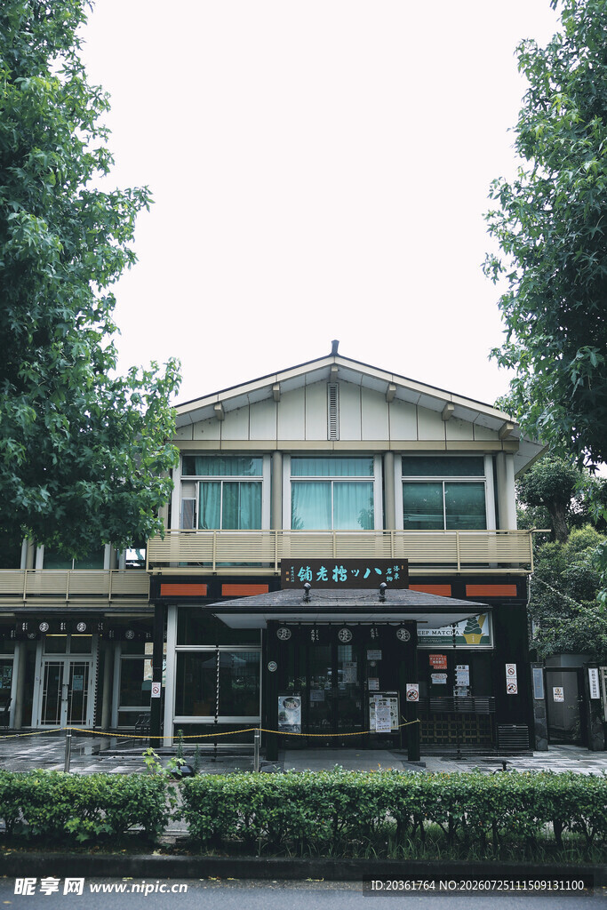 复古风格街边两层建筑